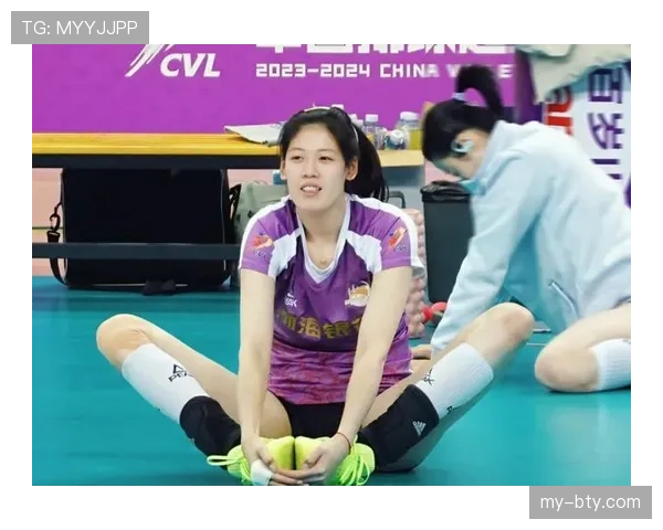 李盈莹下场像换了个人，购物袋比我一个月工资多，看着真让人酸